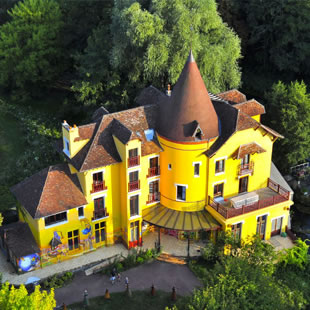 La Demeure des Hôtes à proximité du Moulin jaune